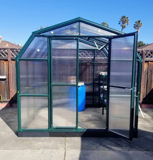 An Aquaponics Greenhouse: Complete Guide to Soil-less Growing